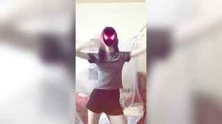 Dạy bé cực non liếm nước lờ ngon quá liếm sạch luôn