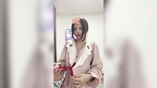bé sinh viên năm nhất xinh gái lồn thâm nhưng mà múp xoa bím nhẹ nhàng cực nứng