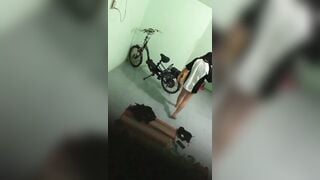 quay lén thằng bạn dẫn gái về phòng để làm tình cùng nhau