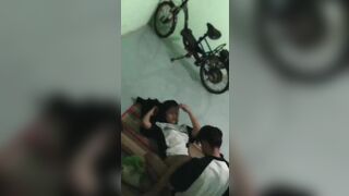 quay lén thằng bạn dẫn gái về phòng để làm tình cùng nhau