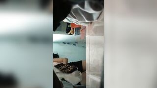 Quay lén nhân viên quán trà sữa thay đồ