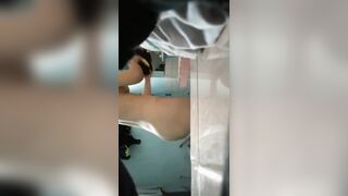 Quay lén nhân viên quán trà sữa thay đồ