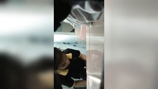 Quay lén nhân viên quán trà sữa thay đồ