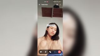 bé HS mới lớn thủ dâm móc bím với cán của gáo múc xanh cực điêu luyện