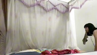bé HS mới lớn nứng lồn thèm được chịch mà không có anh nào giúp em