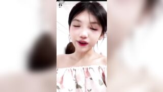 full clip em HS non tơ xinh xắn thủ dâm với bím không lông hồng hào cực nứng