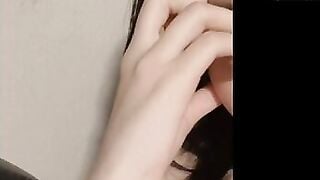 full clip em HS non tơ xinh xắn thủ dâm với bím không lông hồng hào cực nứng
