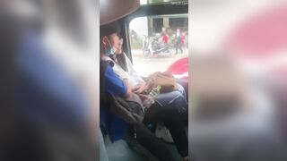 Sex Mò Vú Người Yêu Trên Xe Buýt Công Cộng Bị Quay Lại