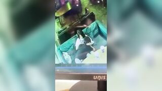 HS mới lớn vào quán nước bú cu làm tình cùng nhau ngay trong quán