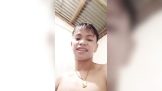 Hai thằng nhóc rủ nhau vào nhà tấm chịch