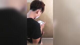 Quay tay trong nhà vệ sinh bị quay lến