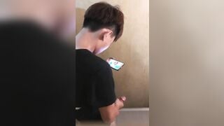 Quay tay trong nhà vệ sinh bị quay lến