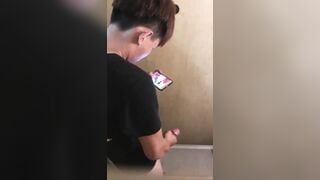 Quay tay trong nhà vệ sinh bị quay lến