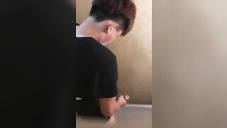 Quay tay trong nhà vệ sinh bị quay lến