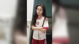 Sex Cho Vợ Đi Làm Công Nhân Dắt Trai Về Phòng Ngủ Xài Cả Dầu Gội Durex