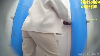 Quay lén WC gái da trắng không lông