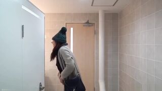 Quay lén WC nhật bản.