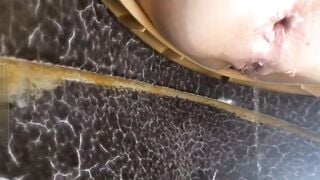 Quay lén gái teen lồn múp không lông đái