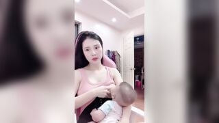 Gái xinh cho con bú sữa ai muốn bú không