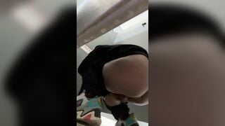 Thủ dâm trong tolet bị quay lén