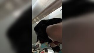Thủ dâm trong tolet bị quay lén