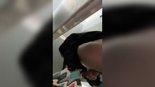 Thủ dâm trong tolet bị quay lén