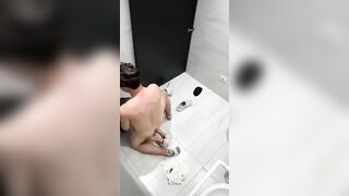 Sex Địt Con Bạn Thân Say Xỉn Trong Toilet