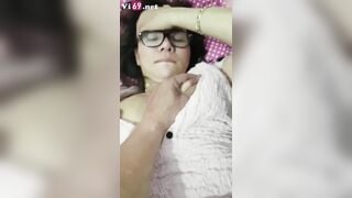 Clip Sex Lên giường cùng chị kế toán đang nuôi con nhỏ, vừa chịch vừa bú hết sữa còn