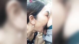 Clip Sex Được chị gái giáo viên dẫn ra sau vườn bú cặc cực nứng