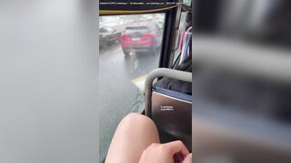 Em gái lọ cho người yêu trên xe bus giữa chỗ đông người rồi xuất vào guốc để đi