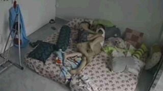 Clip Hack Cam Hai Vợ Chồng Đang Tò Tè Thì Mẹ Vào