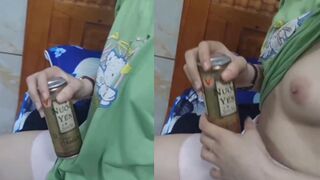 Sex Rủ Con Bạn Thân Nứng Lồn Vô Nhà Nghỉ Chịch Bằng Lon Nước Yến