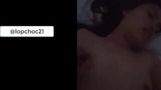 Lúc đầu còn bảo em ms 17 ko được mà vô hotel em tự lột đồ trước mặt anh là sao