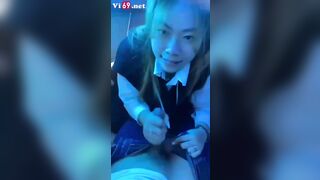 Clip Sex Cơn nứng đến thì trên xe khách em cũng kéo quần anh ra bú cu ngấu nghiến