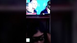 Rủ em chủ nhà ko ngủ được cùng xem đá bóng nào ngờ em mò rồi bú luôn cu anh