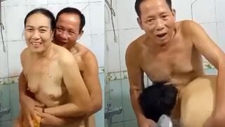 Sex 2 Ông Bà Già Mà Còn Sung Sức Địt Nhau Trong Nhà Tắm