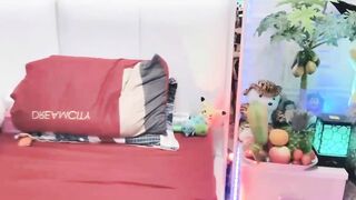 E Gái Xinh Tranh Thủ Móc lồn Live Sex khi bạn trai đi làm đái Ướt hết Giường