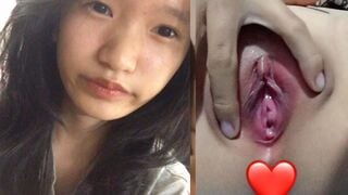 Sex Thanh Thuý Đeo Khăn Quàng Lồn Không Lông Hồng Đẹp