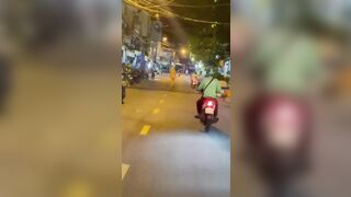 May mắn gặp em gái tây (Nga) khoả thân đi giữa lòng Hà thành