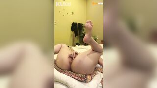 Dâm nữ lồn bự nằm banh lồn bắn điện thoại chờ a đút cặc bự vào đụ