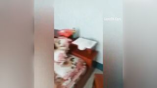 Chuốc say chú rể,hội bạn vào phòng quay clip three some với cô dâu
