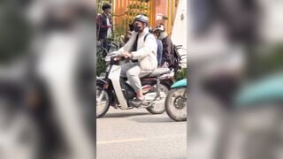 Ngồi sau nên phải chịu đau