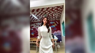 Full em gái xinh bú cặc dưới MÔ TẢ