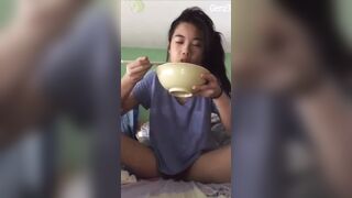 gái xinh vừa ăn vừa thủ dâm cực múp