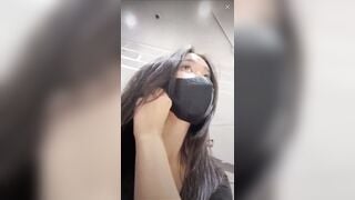 gái xinh live thủ dâm trong wc siêu thị
