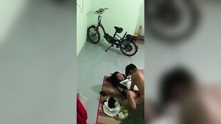 Dẫn e ny lồn múp về trọ để địt bị thằng bạn thân quay lại