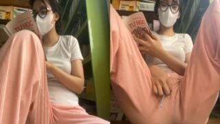 Clip Sex Em gái vừa đọc sách vừa nhét sextoy vào lồn