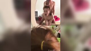 Làm tình với em trước gương