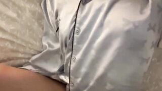 vô tình thấy em gái đang móc lồn liền đè ra đòi được hít