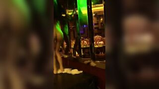 Đây là lý do các ông chồng thích đi quán karaoke
